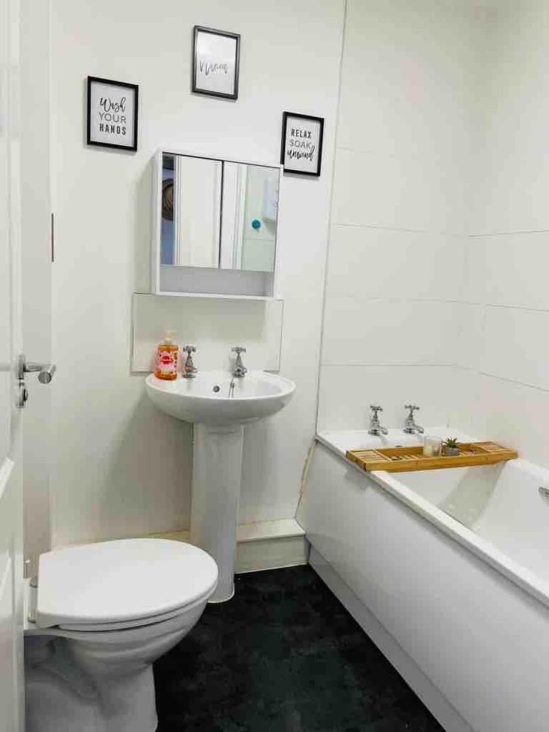 2 Bed Self Contained Apartment Wrexham Exteriör bild