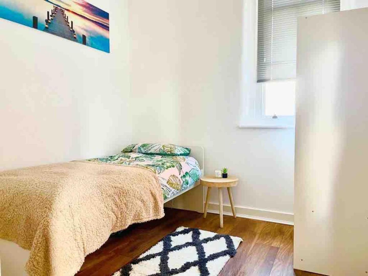 2 Bed Self Contained Apartment Wrexham Exteriör bild