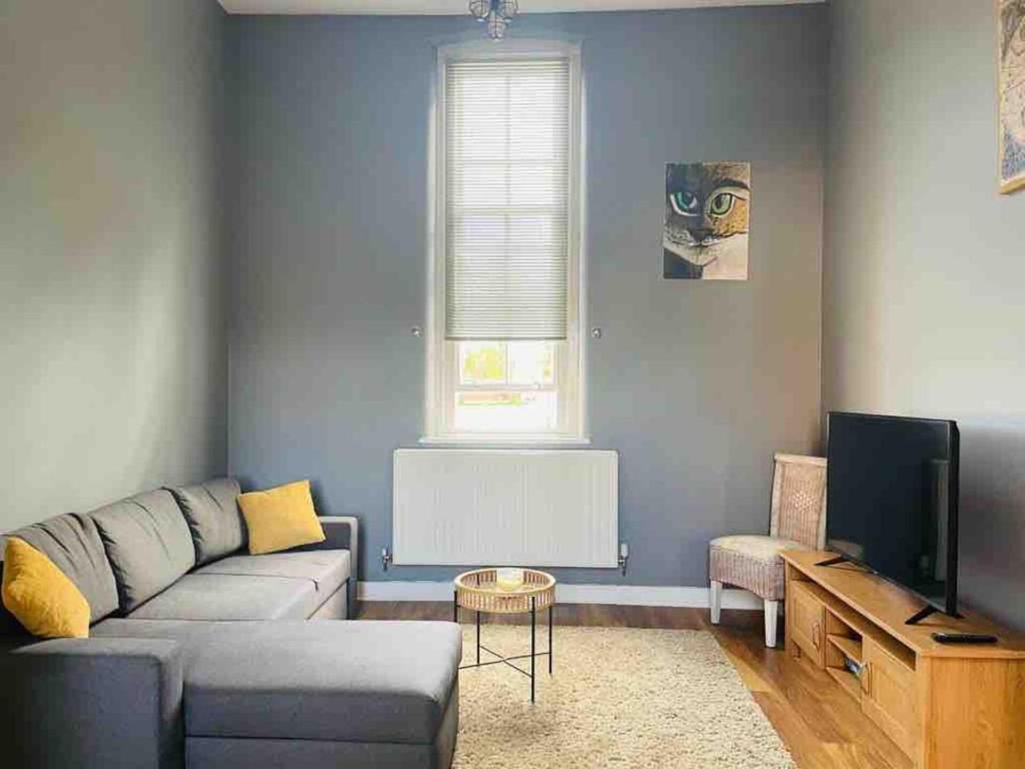 2 Bed Self Contained Apartment Wrexham Exteriör bild