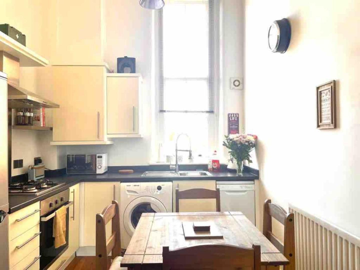 2 Bed Self Contained Apartment Wrexham Exteriör bild