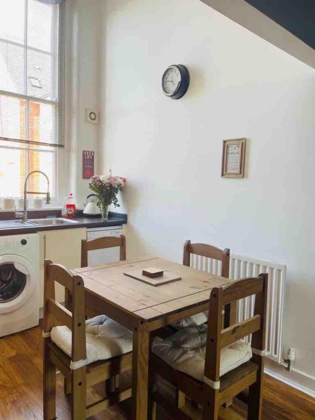 2 Bed Self Contained Apartment Wrexham Exteriör bild