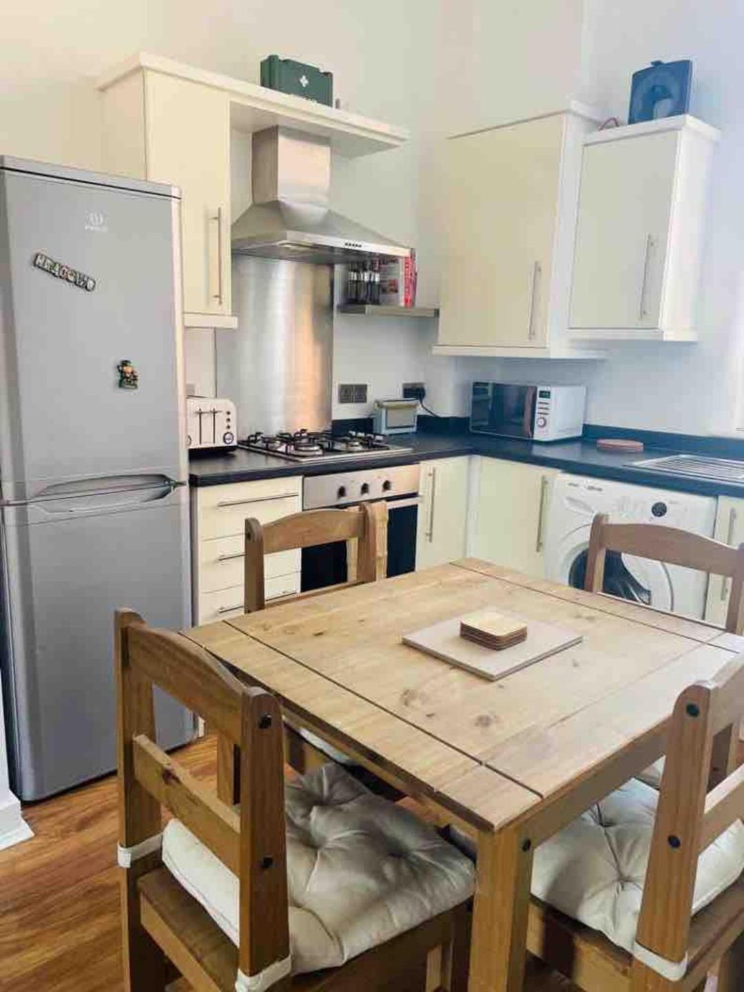 2 Bed Self Contained Apartment Wrexham Exteriör bild